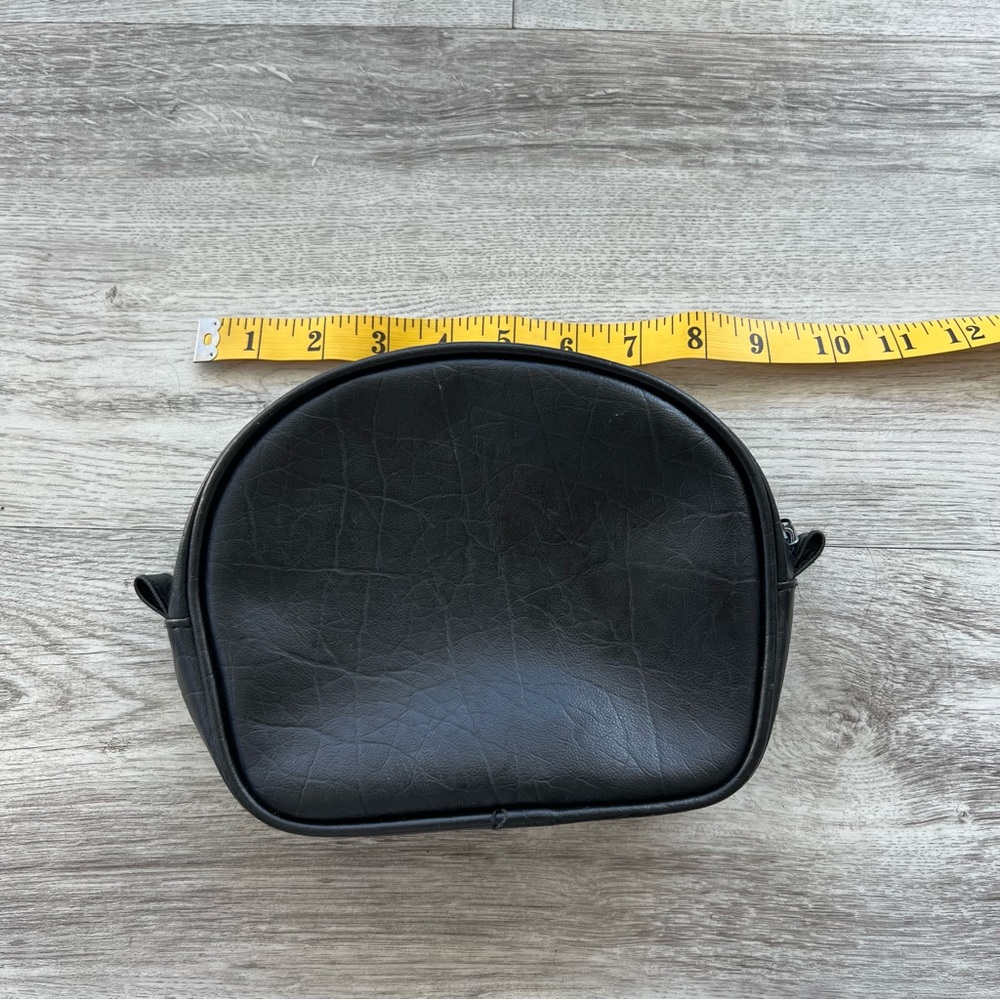 SOLD ❌ VINTAGE BLACK FAUX LEATHER MAKEUP BAG - Picture 6 of 9